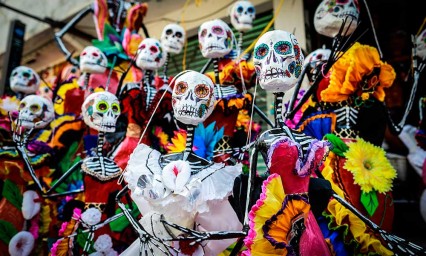 Este taller de Acapulco fusiona las catrinas y piñatas para mantener la tradición