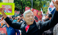 Simpatizantes de López Obrador se manifiestan frente a campamento de FRENAA