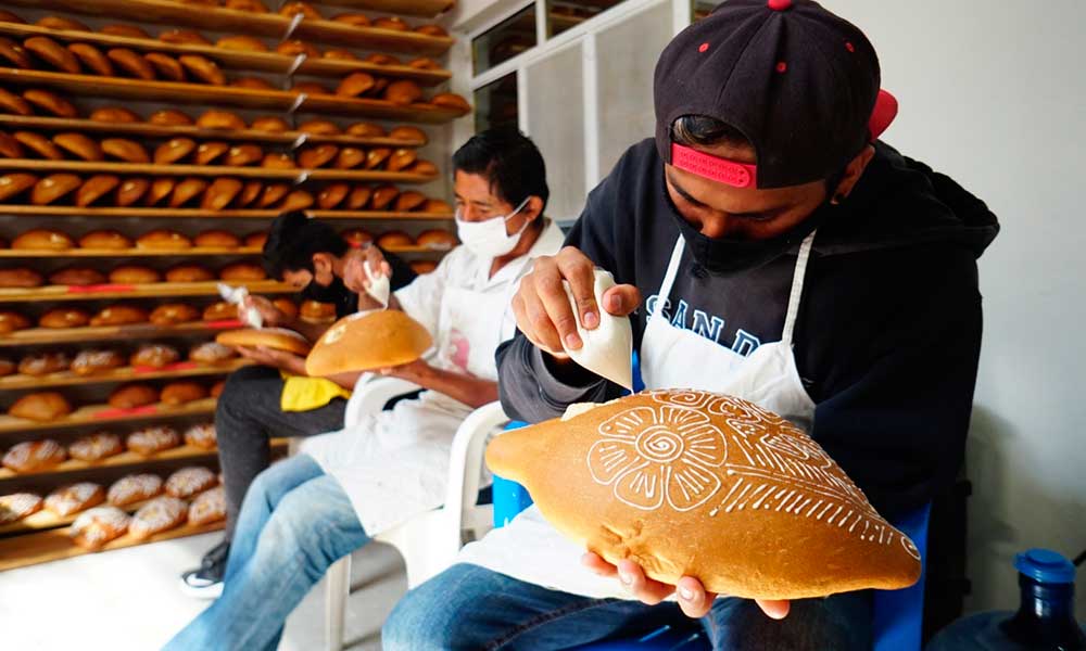 En Oaxaca, panaderos decoran Pan de Muerto con figuras