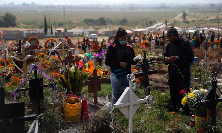 En Chalco, limpian las tumbas de sus seres queridos antes del cierre de cementerios