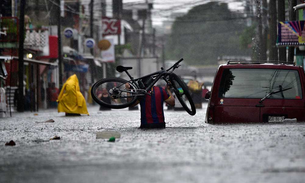 Evacúan Villahermosa por fuertes lluvias e inundaciones