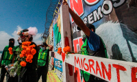 Migrantes queman figura de Trump para denunciar abusos en Tijuana
