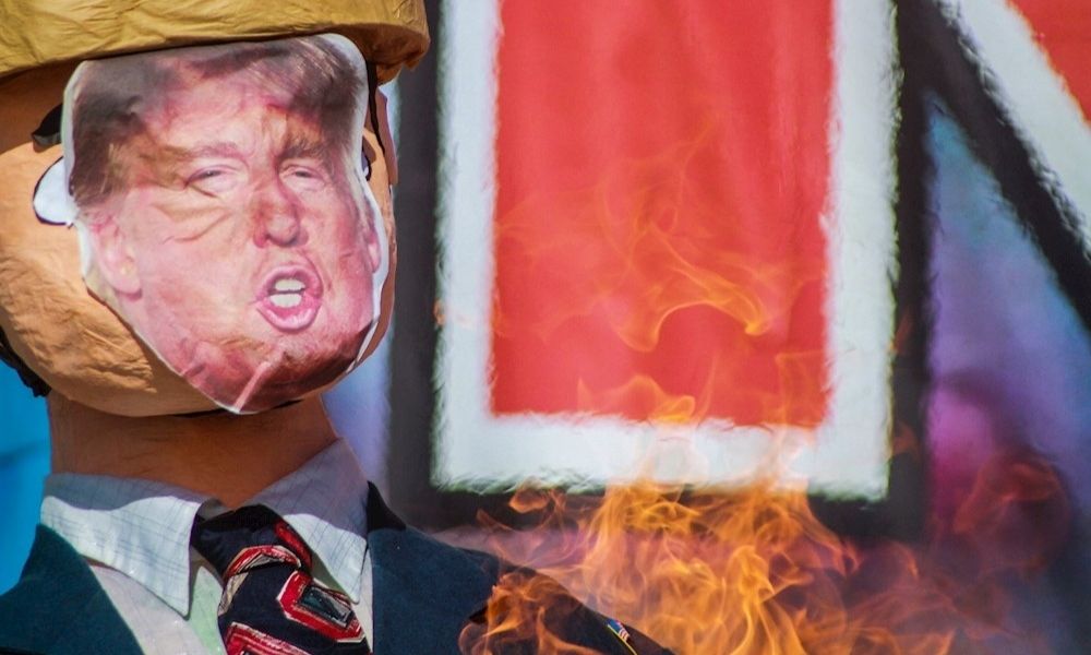  Elaboran y queman piñatas de  la figura de Trump para denunciar abusos en Tijuana