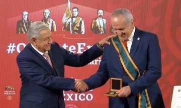 Condecora AMLO a Jesús Seade por su participación en el T-MEC