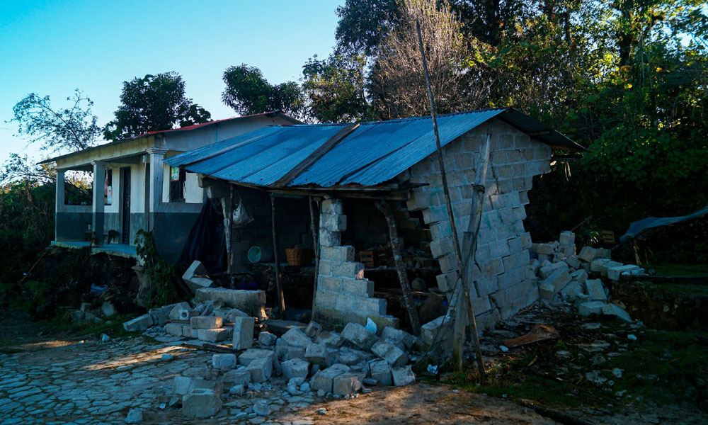 Familias de Chiapas y Tabasco abandonan sus viviendas por inundaciones