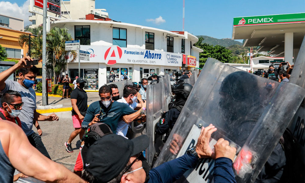 Policías detienen a golpes marcha de trabajadores de gimnasios en Acapulco