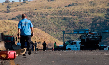 Explosión de camión cisterna de gas deja 13 muertos en Nayarit