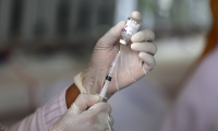Vacunas prometedoras contra la covid ponen presión en el resto de ensayos