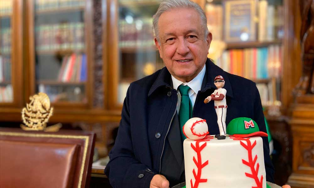 El presidente López Obrador presume de la entrega de apoyos a deportistas