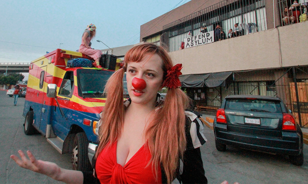 Un circo alegra a niños migrantes en albergue de ciudad mexicana de Tijuana