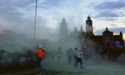 Policías confrontan marcha de mujeres frente a Palacio Nacional