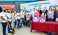 Alcaldesa de Sonora entrega palas a mujeres que buscan familiares desaparecidos  