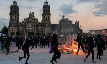 Claudia Sheinbaum niega abuso policial en marcha feminista