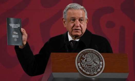 Presenta AMLO Guía ética para la transformación de México