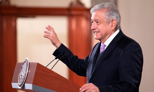 López Obrador celebra la histórica supresión del fuero presidencial