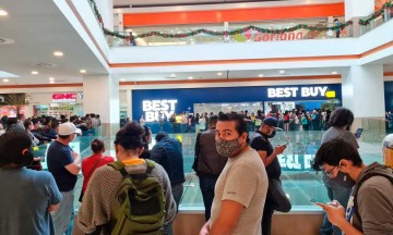 Chilangos se aglomeran en Best Buy por ofertas de liquidación