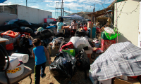 Migrantes apoyan a damnificados por incendios en Tijuana
