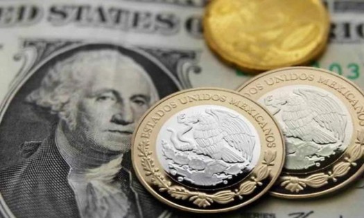 Peso cae tras tocar su mejor nivel desde marzo