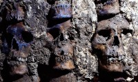 Arqueólogos localizan fachada de torre de cráneos de Tenochtitlan