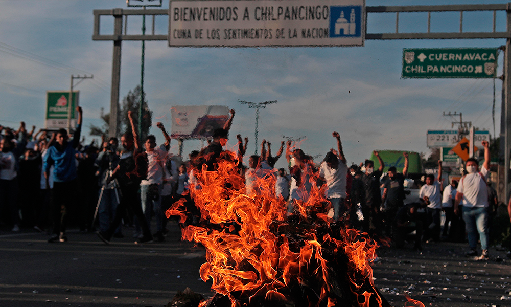 Normalistas exigen justicia por asesinato de Jorge Alexis Herrera, y Gabriel Echeverria