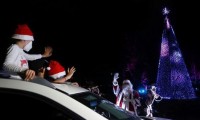 Niños disfrutan de luces navideñas desde automóviles para evitar contagios