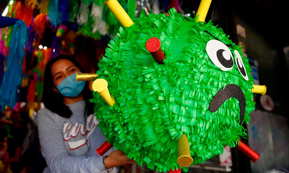 Mexicanos crean piñata de Coronavirus para desquitarse con el 2020
