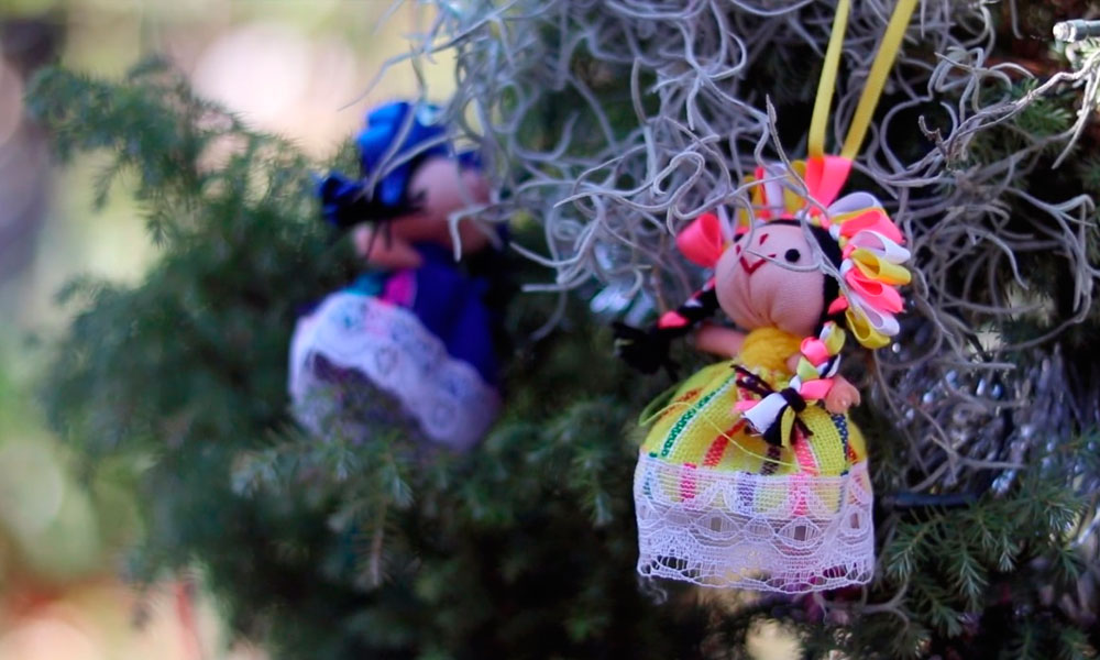 Artesanas mexicanas visten de Navidad sus muñecas otomíes para superar crisis