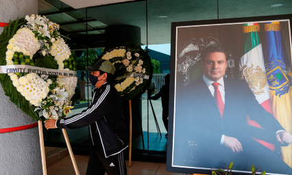Homenaje a exgobernador de Jalisco une a políticos contra violencia