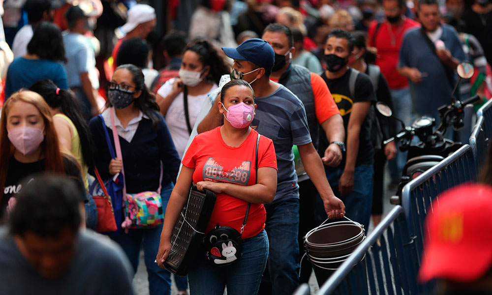Mexicanos apuran últimas compras en la capital antes del cierre de comercios
