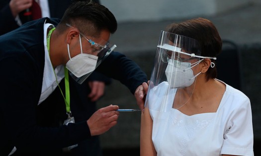 María Irene Ramírez es la primera mujer en recibir la vacuna contra el Covid en México