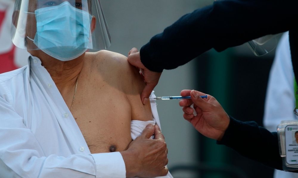 Médicos del Hospital La Raza denunciaron que ninguna de las 22 vacunas que se asignaron a dicho nosocomio se aplicaron.