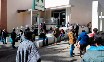 Familias despiden el año en hospitales abarrotados y en vilo por sus enfermos