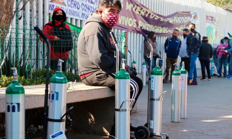 Por un minuto más de vida, decenas van a puntos de oxígeno gratis de CdMx