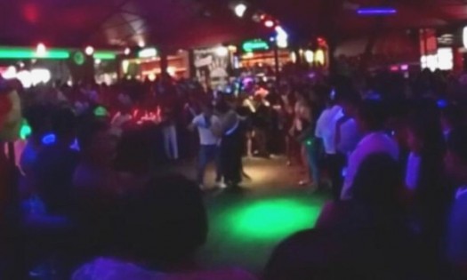 Desalojan a 400 personas de discoteca en balneario de Acapulco