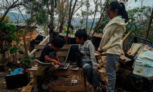 El reto de educar los hijos a distancia en México sin saber leer ni escribir