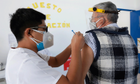 México vacuna a maestros del sureste para que retomen clases presenciales