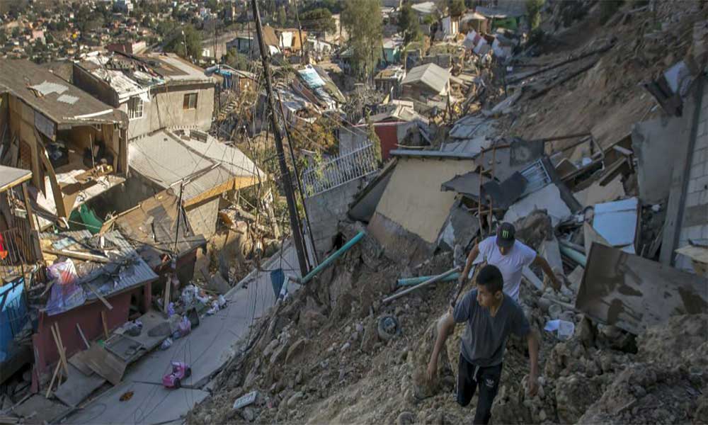Deslave en Tijuana derrumba varias casas y desalojan al menos 50 familias 