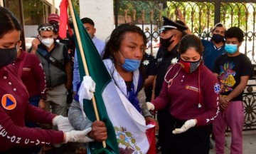 Manifestantes intentan entrar por fuerza a la Secretaría de Gobernación