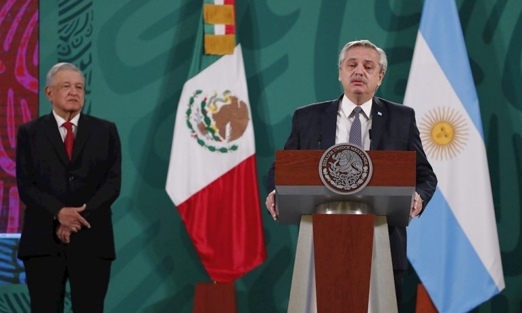 Alberto Fernández llega a Palacio Nacional para reunirse con López Obrador