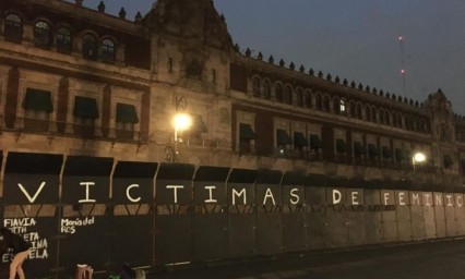 Pintan nombres de víctimas de feminicidio en valla instalada en Palacio Nacional