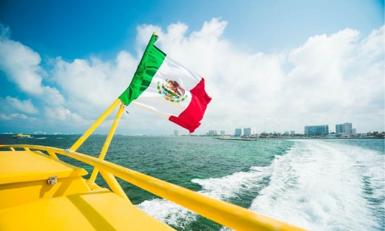 Caribe mexicano recibe oleada de turistas pese al temor a una ola de Covid-19