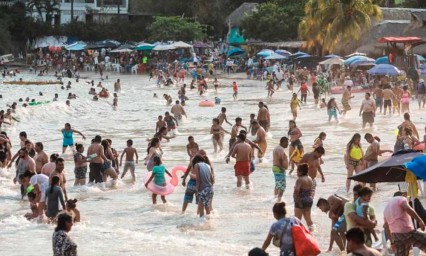 Pese a advertencia de nueva ola, Acapulco termina abarrotado en Semana Santa