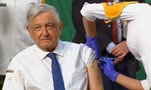 AMLO recibe vacuna AstraZeneca contra Covid-19