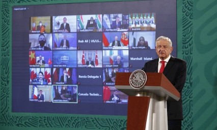 AMLO llama a usar energ&iacute;as limpias pero defiende explotar el crudo