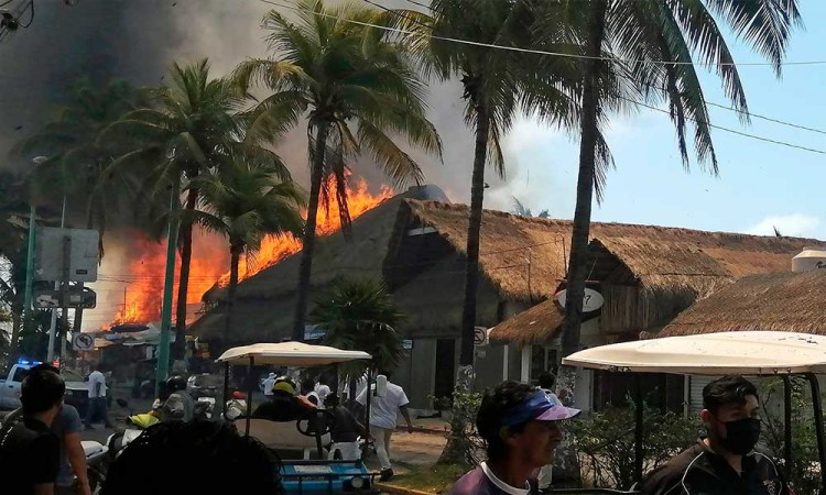 Incendio consume restaurantes en Isla Mujeres