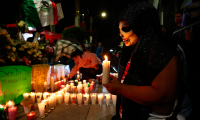Mexicanos hacen una velación donde se accidentó el metro para exigir justicia
