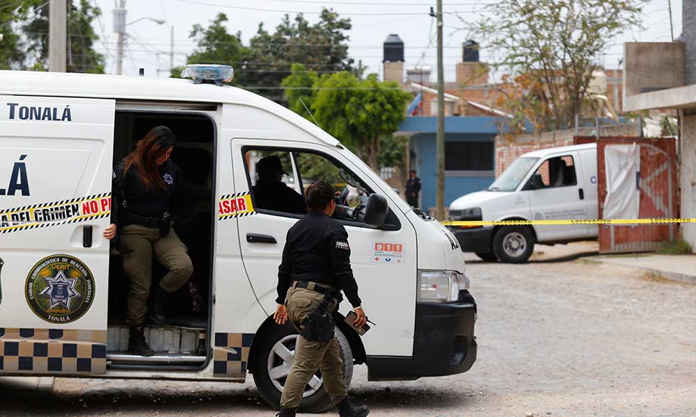 Encuentran 70 bolsas con restos humanos en fosa clandestina en Jalisco