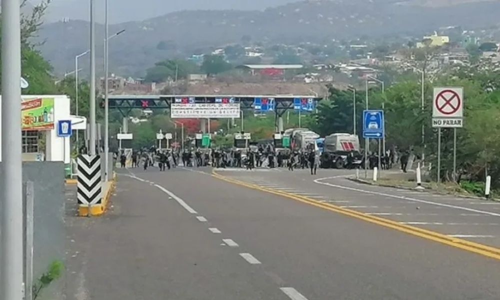  Detienen a 95 estudiantes normalistas en Chiapas 