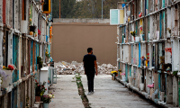 Los cementerios mexicanos ven la luz al final del túnel de la pandemia