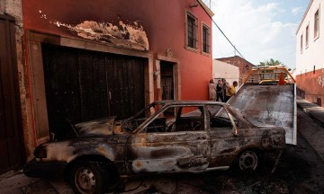 Narcos de CJNG y LNFM protagonizan ataques y bloqueos carreteros en Michoacán